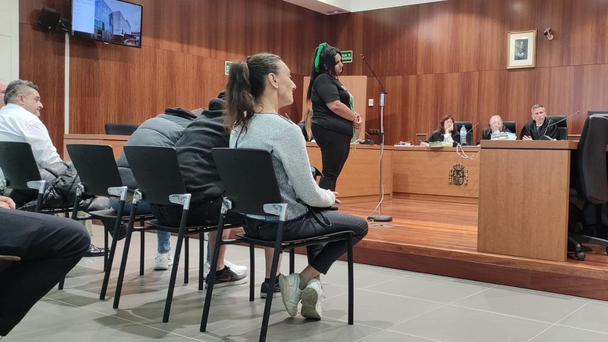 Sara, supuesta ideóloga de la venganza, junto al resto de los acusados, entre los que está el sicario contratado.