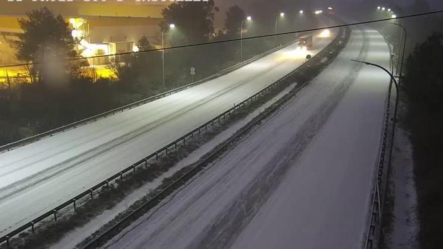 Nieve en la autopista &quot;Y&quot;, esta mañana.