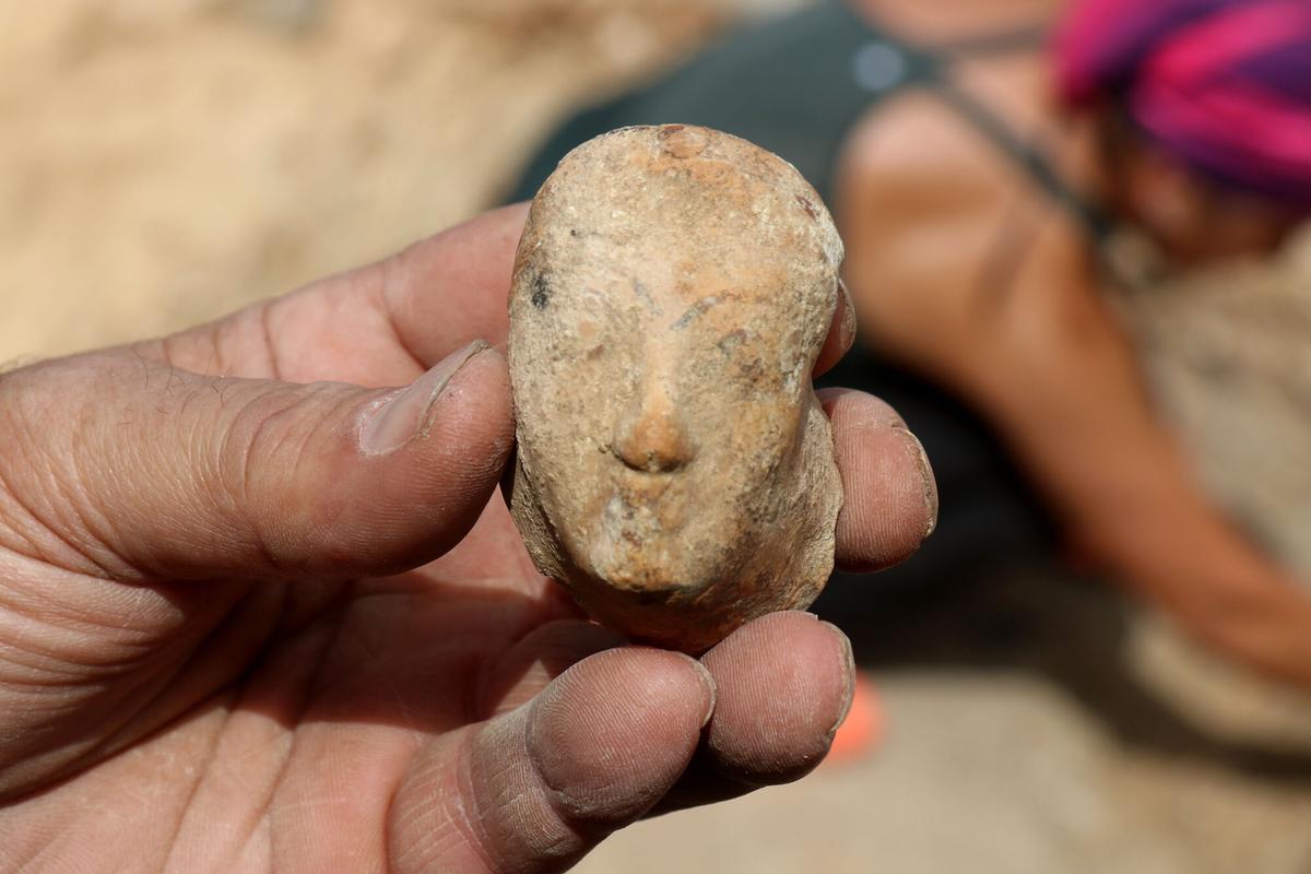 Pla detall del rostre femení que formava part d'un recipient d'oli que s'ha trobat durant les excavacions a Empúries