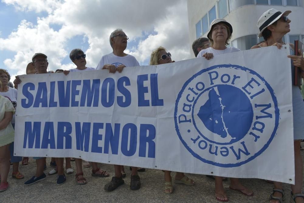 Protesta ante un Mar Menor que amanece cubierto de espuma