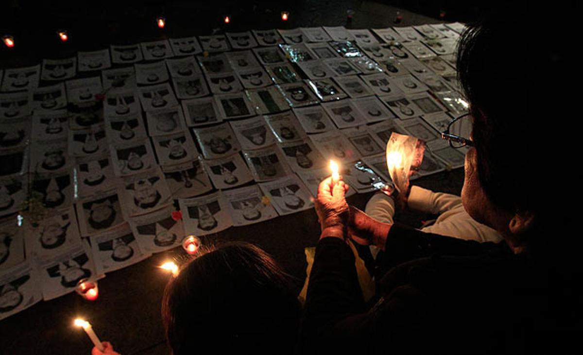 Un grup de persones s’han reunit aquest dimecres a Lima (Perú) per mostrar les fotos de familiars assassinats durant la ’’guerra bruta’’ del Govern d’Alberto Fujimori, en la qual van morir 70.000 persones entre el 1990 i el 2000. La concentració és una protesta contra la filla de l’expresident, Keiko Fujimori, actual candidata presidencial.