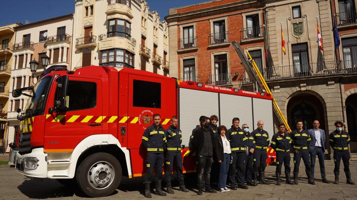 Los bomberos Zamora capital junto al nuevo vehículo con la edil de Seguridad Ciudadana, Concha Rosales, y el de Haciendo, Diego Bernardo.