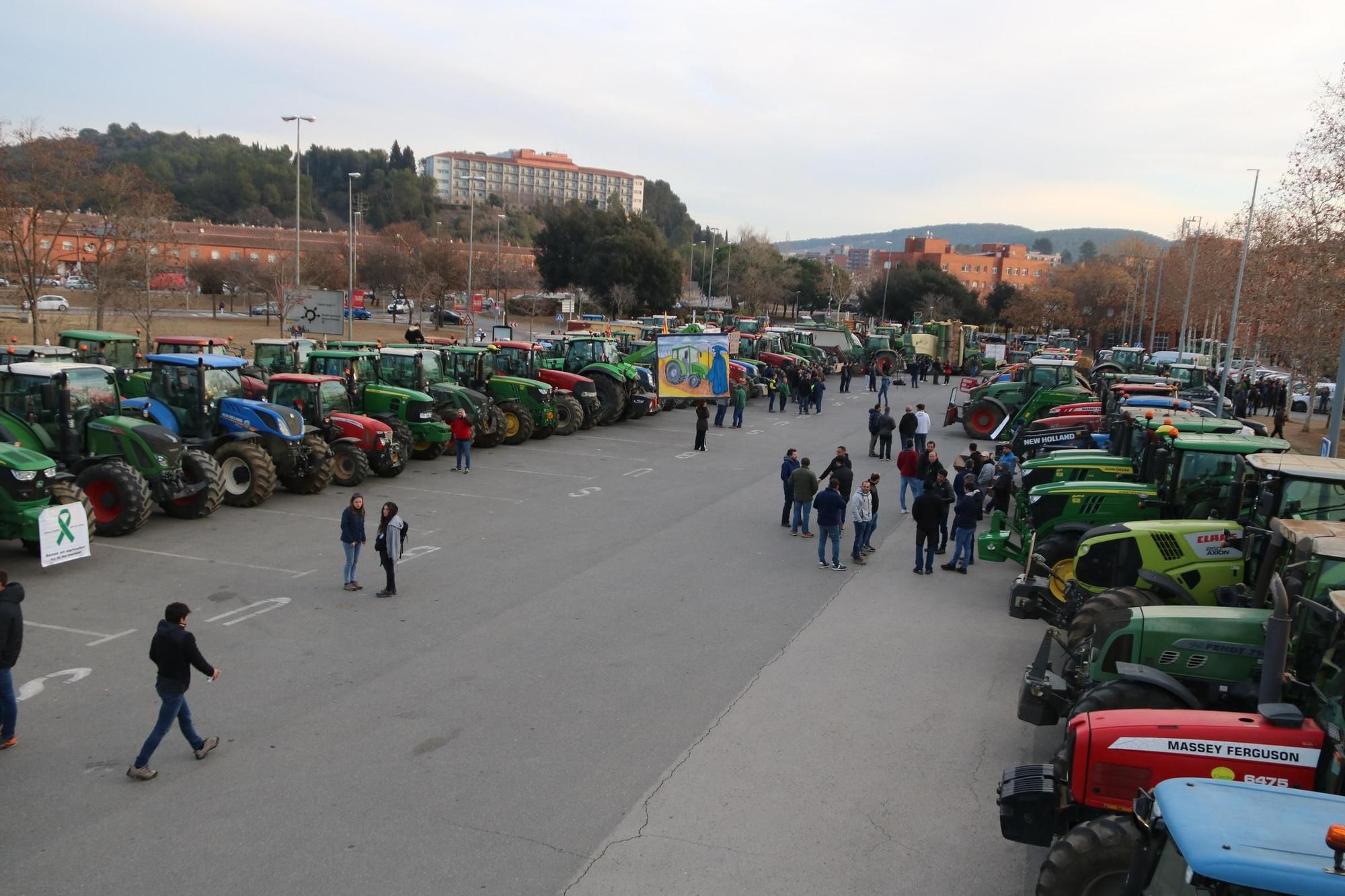 Més de 200 tractoristes es concentren a Girona "farts de burocràcia" i reclamant que els "deixin viure de pagès"
