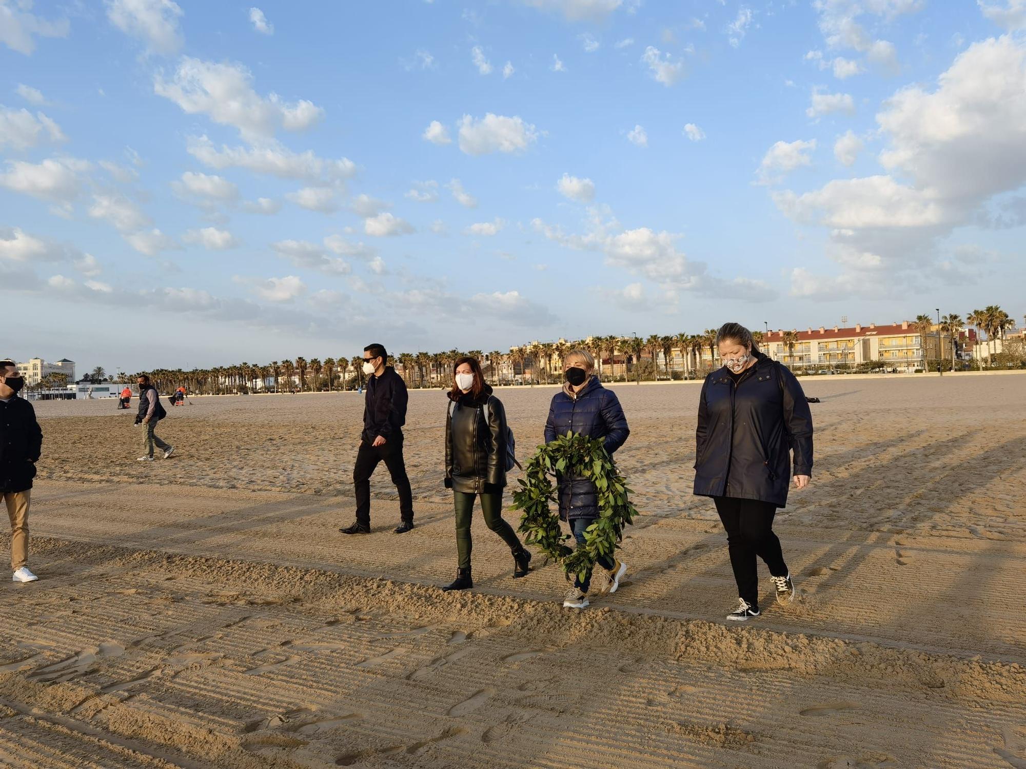 La hermandad del Cristo del Salvador acude a rezar a la playa de El Cabanyal