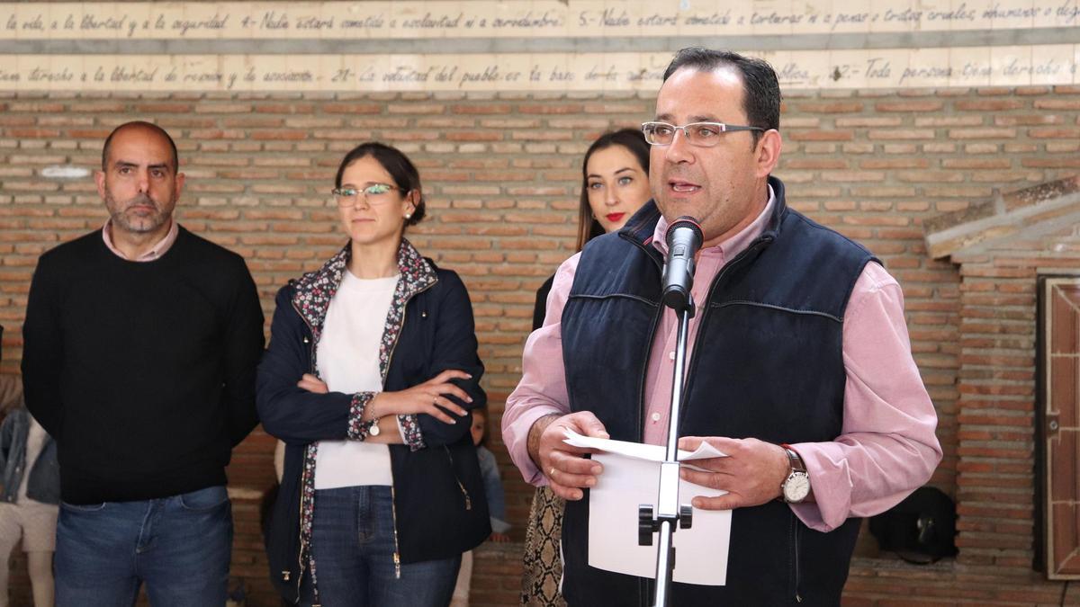 El alcalde del PP en Humilladero, Miguel Ángel Pérez, este Domingo de Ramos durante un acto de rechazo a la moción de censura.