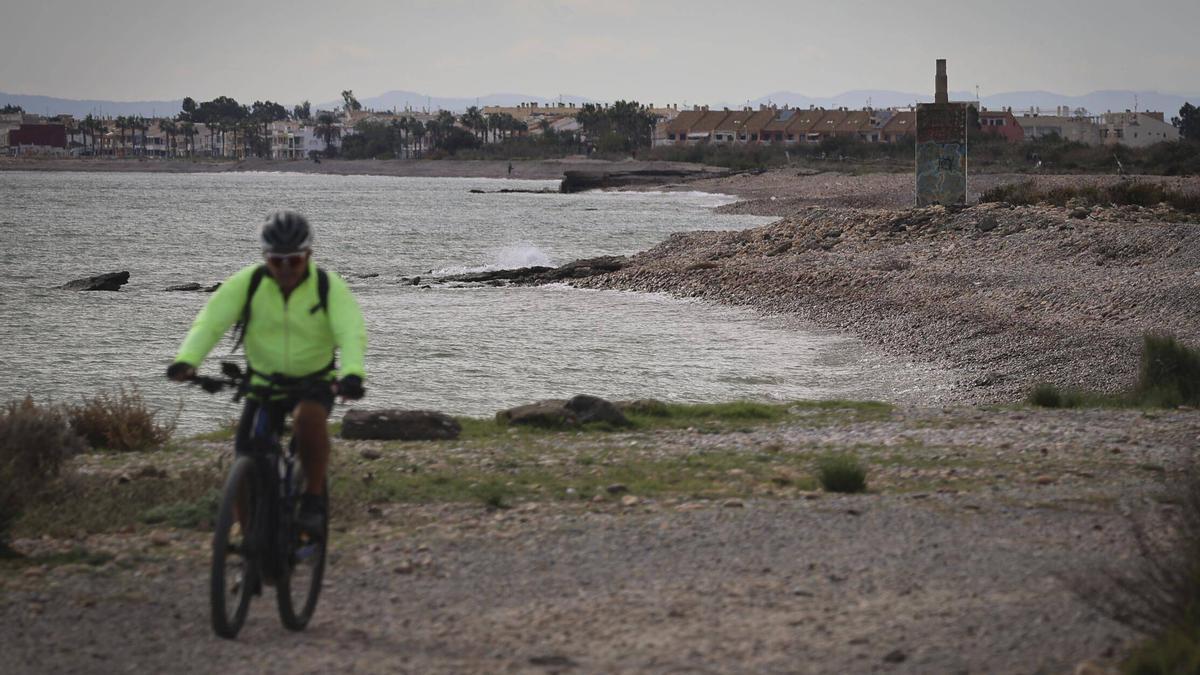 Playa donde Costas y APV planean trasvasar 250.000 metros cúbicos de arena del puerto de Sagunt.