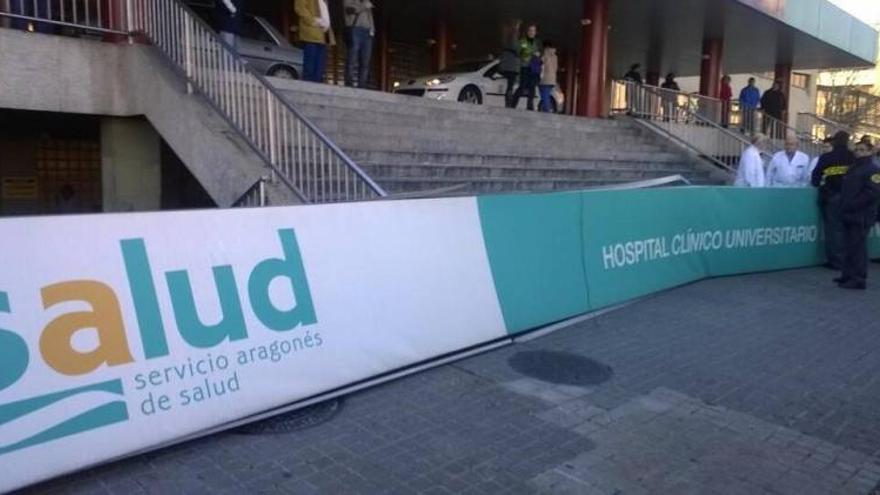 El desplome del cartel del hospital Clínico provoca un herido grave