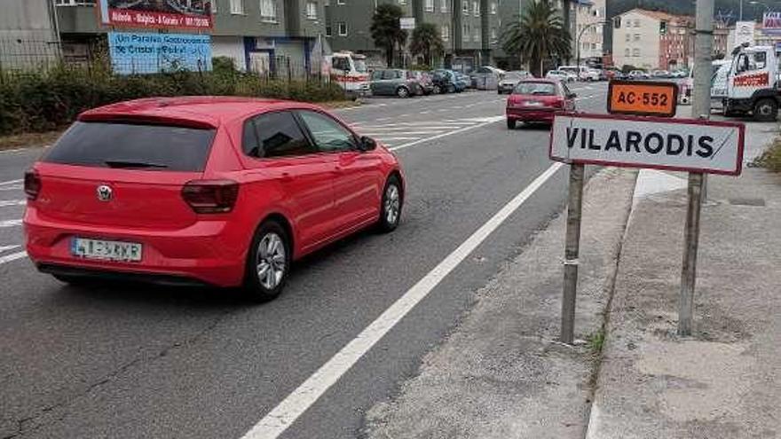 Varios coches circulan por la avenida Platas Varela de Vilarrodís.