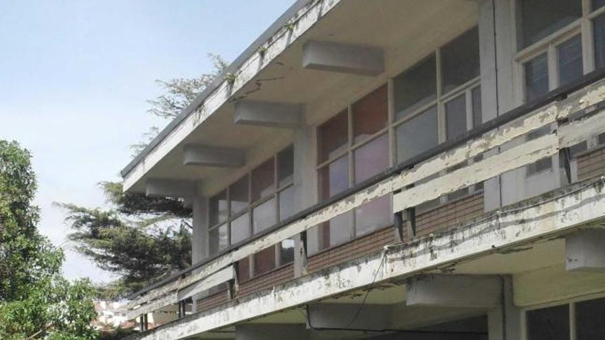 La vieja sede municipal, con los coches de la Policía Local al fondo.