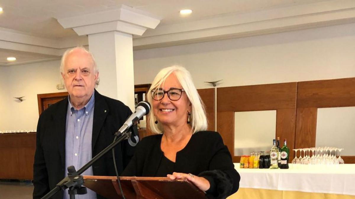 Sara Caneda, junto a González-Izquierdo, durante la lectura del pregón. | LNE