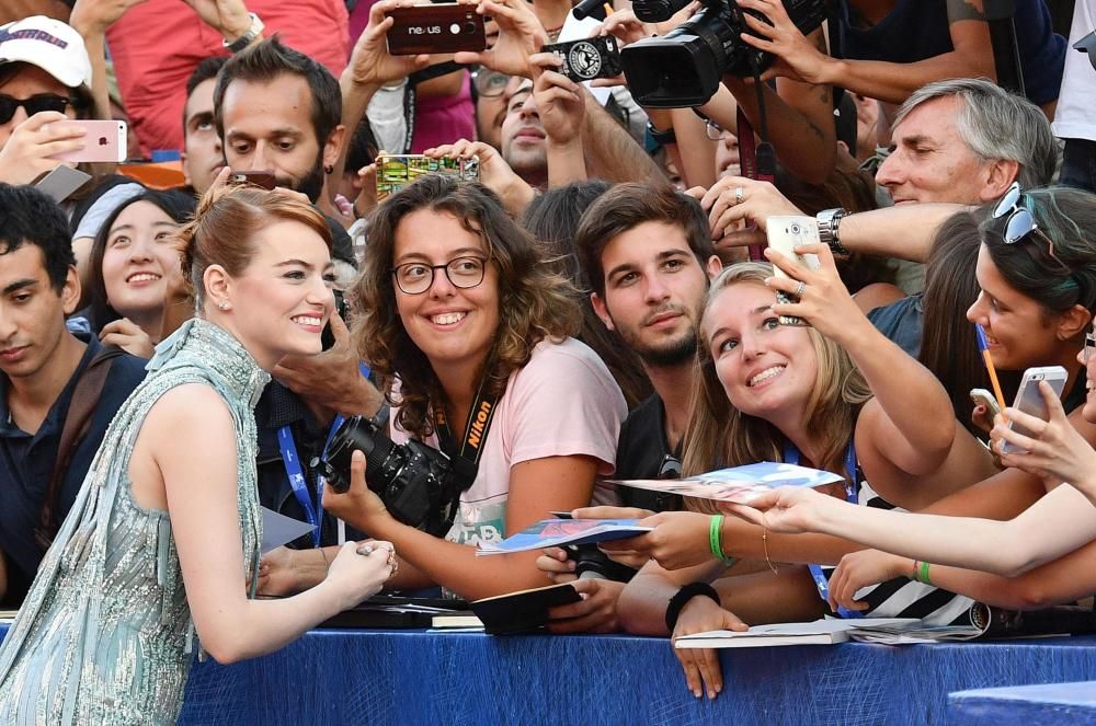 Emma Stone fue hoy la reina de la primera alfombra roja de Venecia, por la que pasó luciendo una dulce sonrisa y un espectacular vestido plateado.