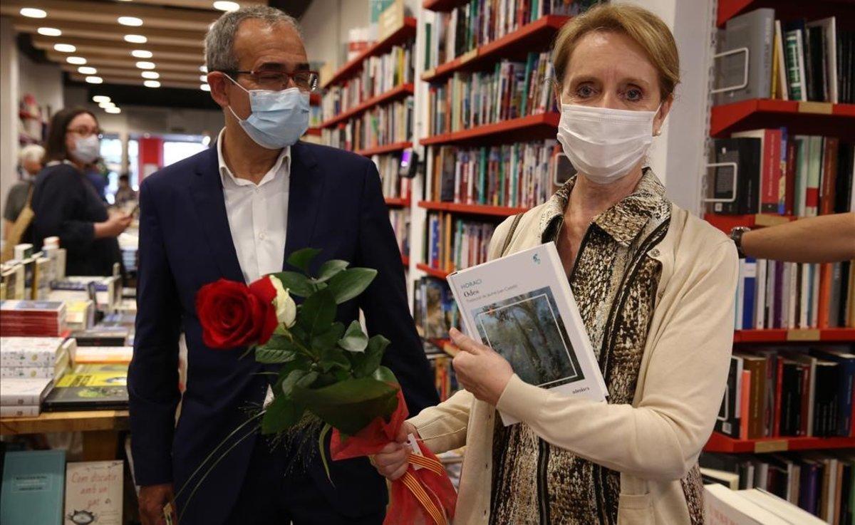 La ’consellera’ de Cultura, Mariàngela Vilallonga, con el libro ’Odes’, en Documenta.