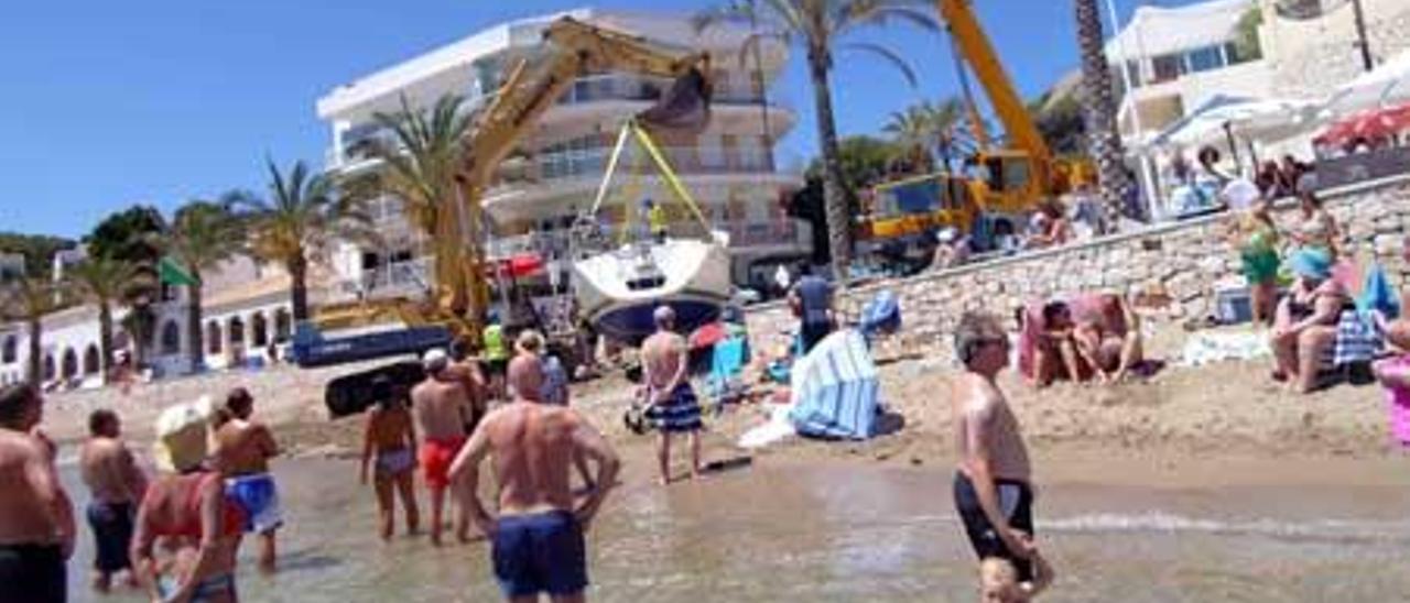 Rescatan con la playa repleta el barco que encalló en Moraira