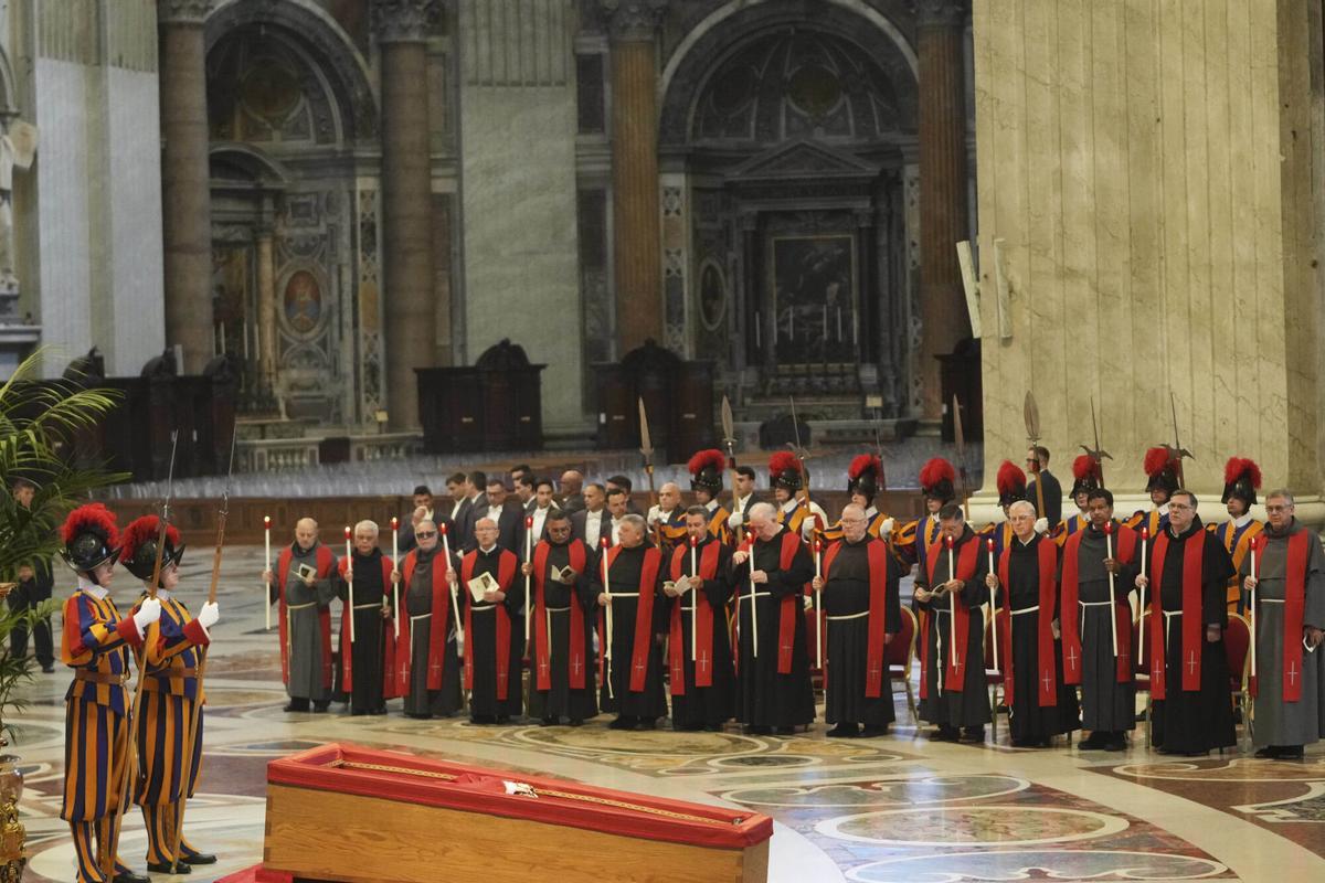 El trasllat del fèretre del papa Francesc a la basílica de Sant Pere, en imatges