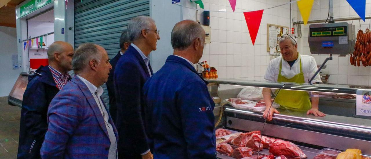 Visita a un puesto de carnicería en el mercado local de Vilanova de Arousa. |   // IÑAKI ABELLA