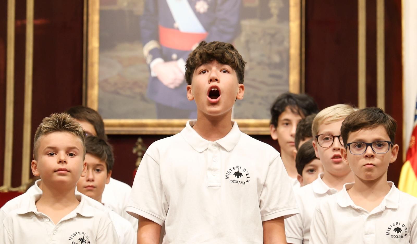 Las voces de los niños del Misteri resuenan y emocionan en el Salón de Plenos de Elche