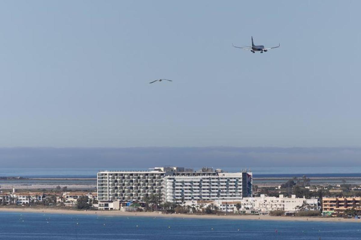 Un avión se aproxima al aeropuerto de Ibiza para aterrizar.