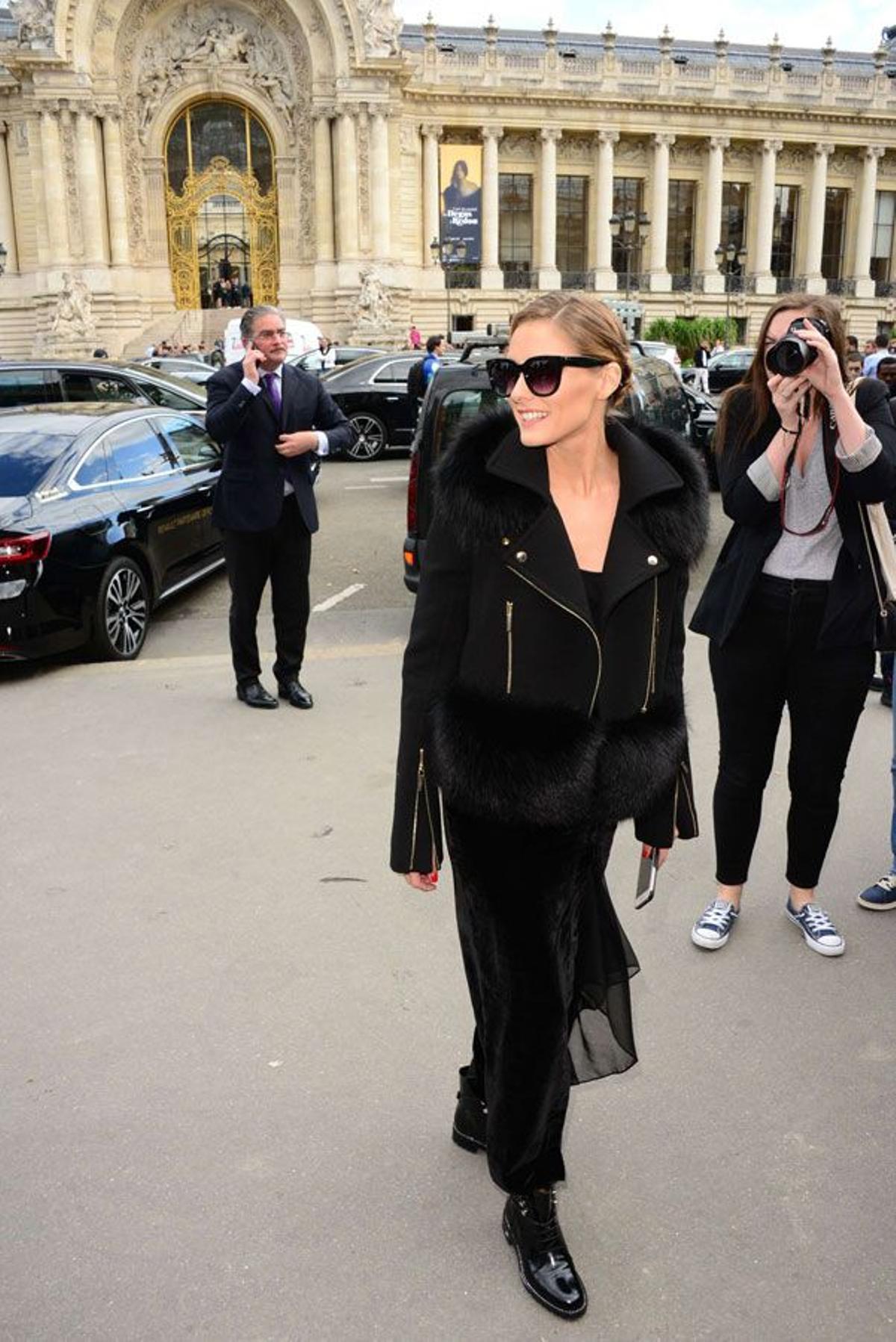 Olivia Palermo con abrigo negro de pelo, falda de terciopelo y botas militares