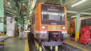Un tren de Rodalies pasa por un mantenimiento preventivo en la Base de Mantenimiento de Vilanova i la Geltrú