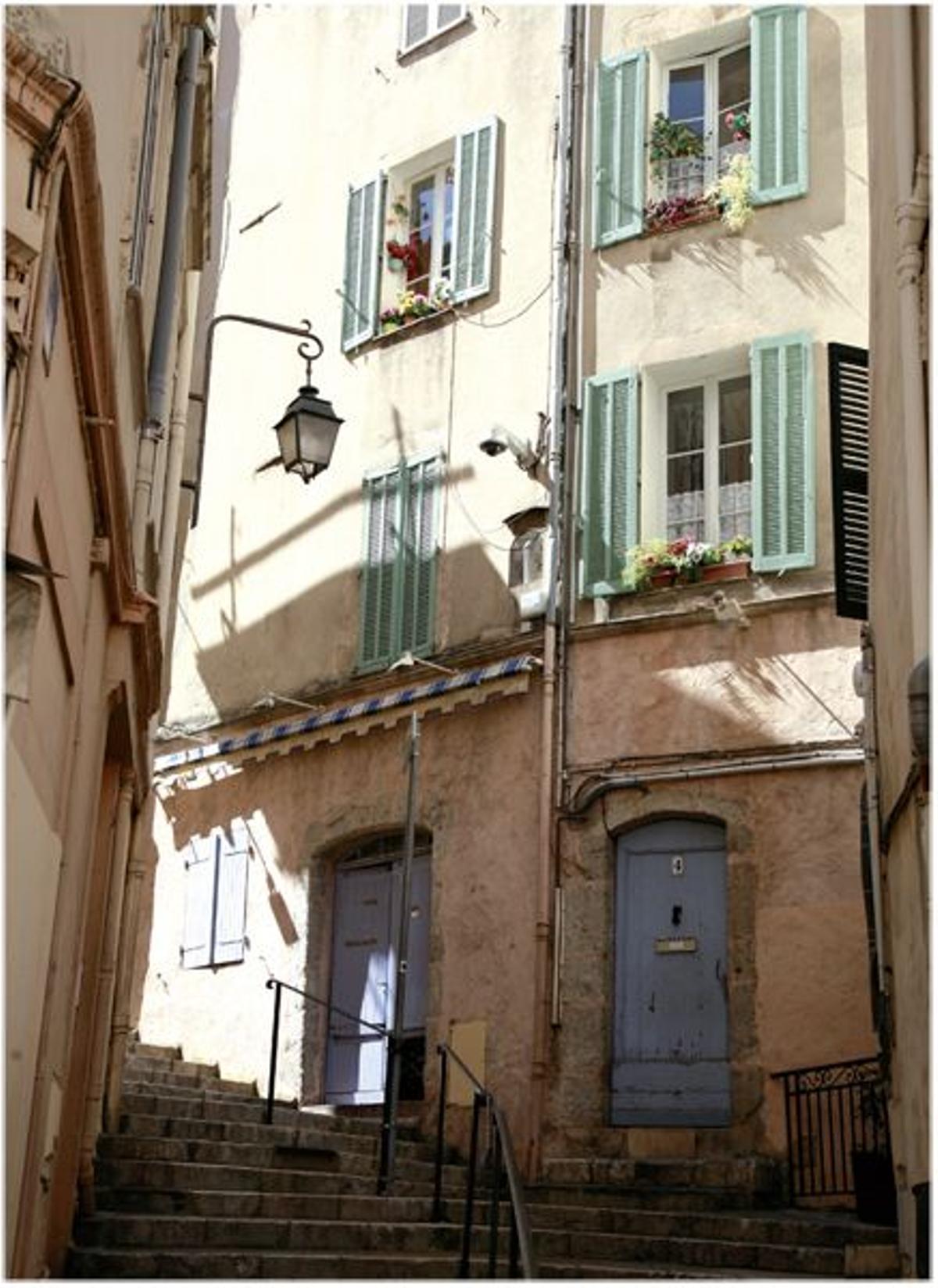 La empinada calle LouisBlanc, con sus preciososrestaurantes típicos.