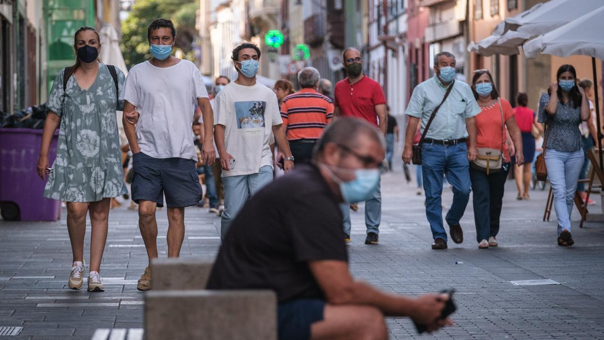 Personas con mascarilla pasean por las calles de La Laguna.