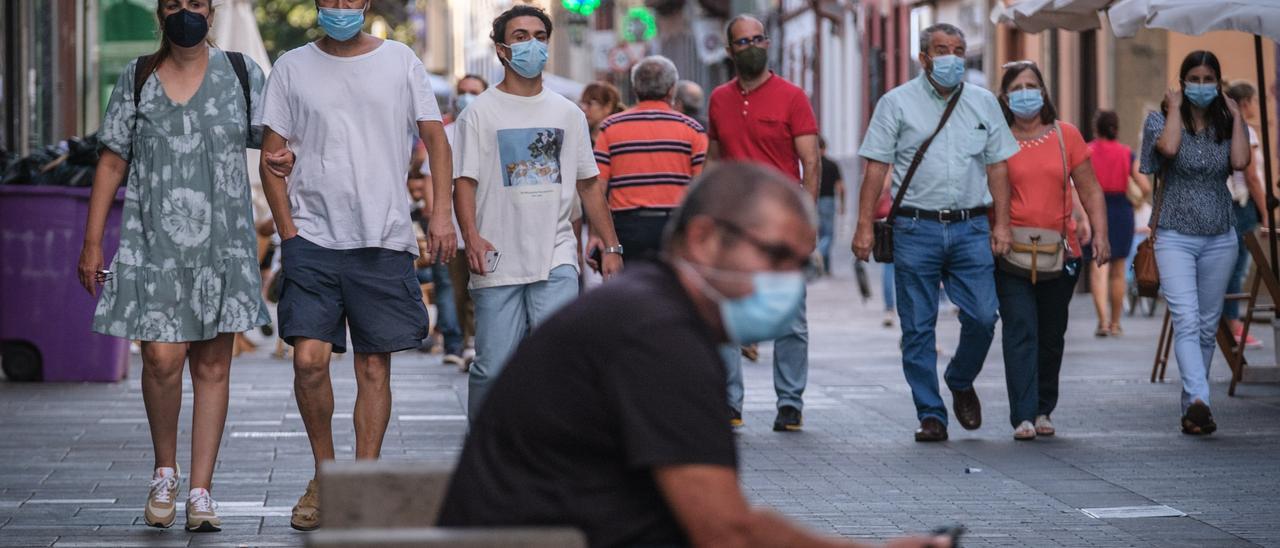 Personas con mascarilla pasean por las calles de La Laguna.