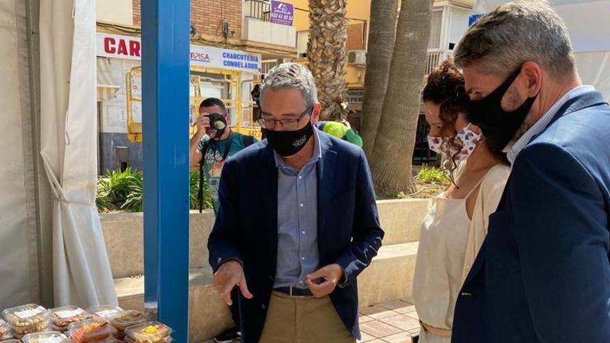 Salado y Maldonado visitan uno de los stand del mercado.