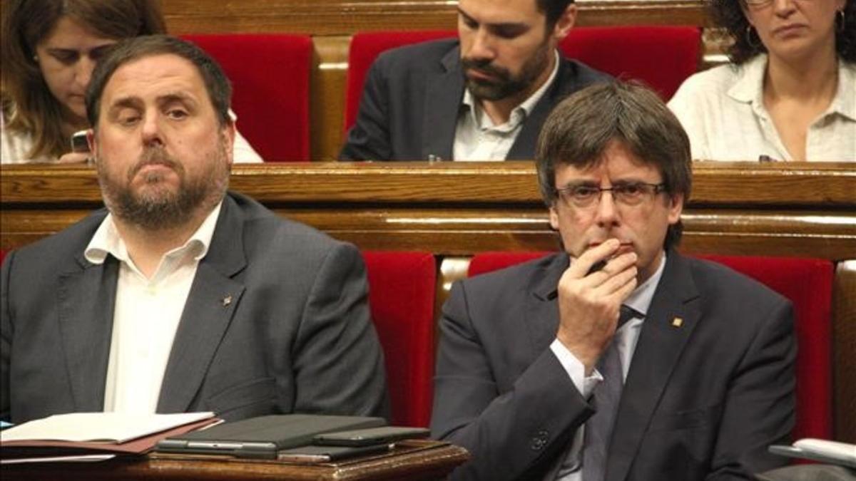 Carles Puigdemont y Oriol Junqueras en la sesión de control del ple del Parlament