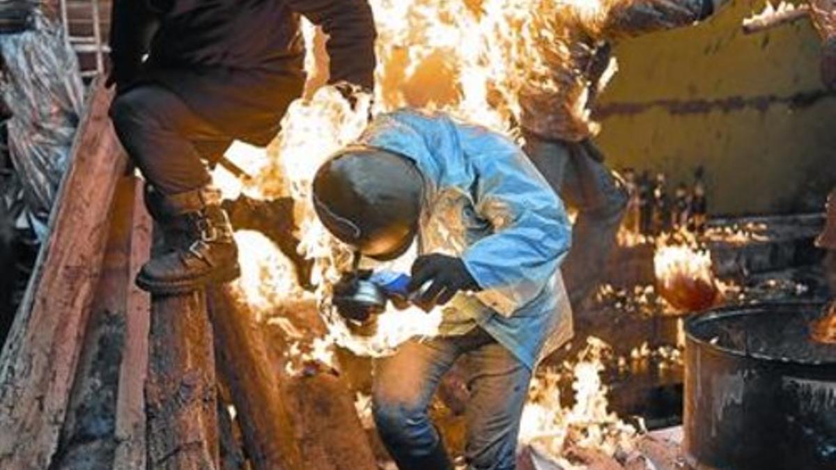 Algunos activistas son alcanzados por las llamas en las barricadas.