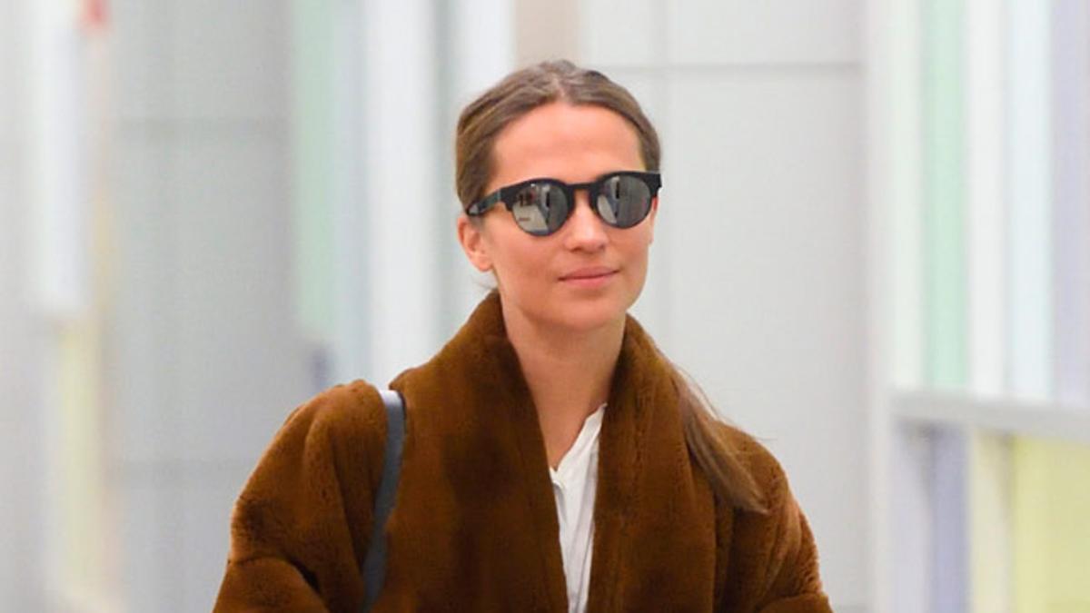 Alicia Vikander con abrigo de pelo de Tibi en Nueva York