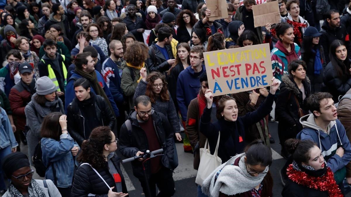 Moción de censura contra Macron, mientras la educación se suma a los ’chalecos amarillos’.