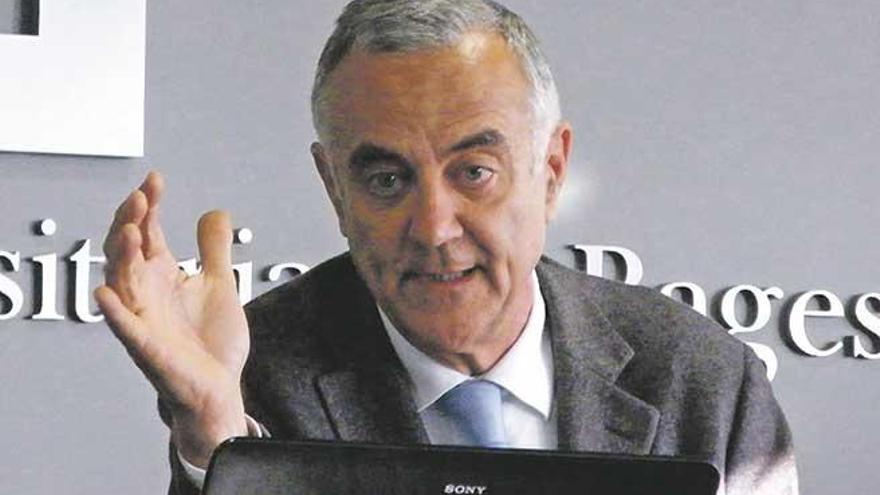 Miquel Puig, economista que culpa a los bajos salarios de la pobreza que trae el turismo.