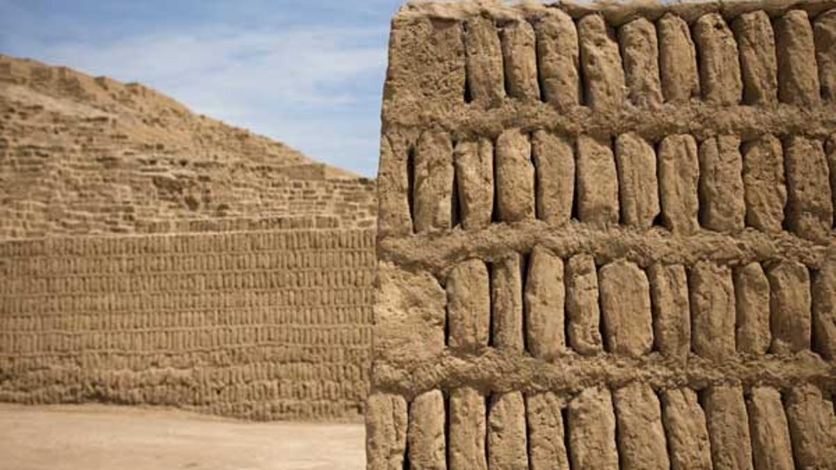 Detalle de la pirámide escalonada de Huaca Pucllana