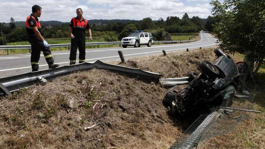 Imagen del vehículo siniestrado, al mediodía de ayer, entre Souto de Vea y Couso.