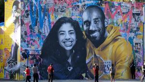 Mural en recuerdo de Kobe y Gianna Bryant, en Los Ángeles.