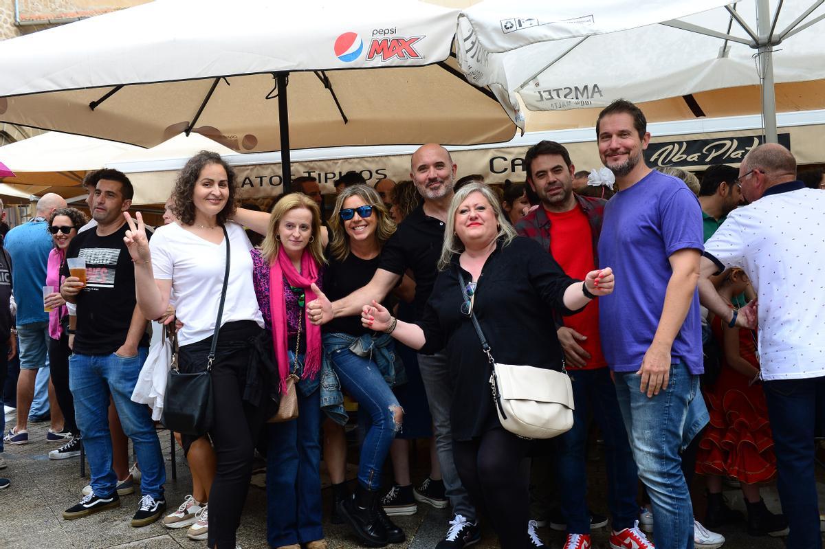 Amigos celebrando la feria de Plasencia en las cañas.