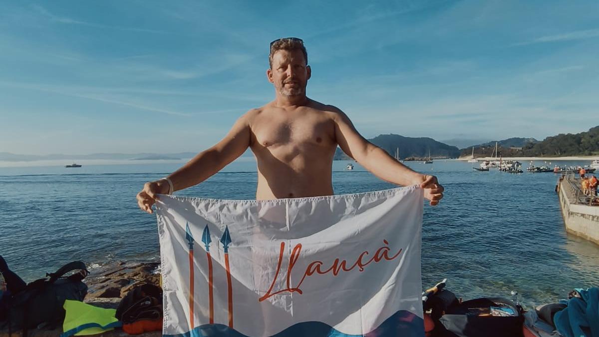Marcos Rodríguez amb la bandera de Llançà.