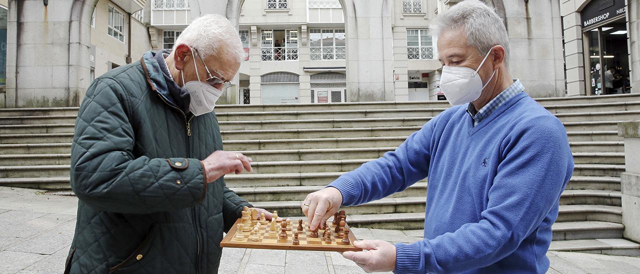 Manuel San Juan y Fernando Domínguez, ante un tablero de ajedrez, en las escaleras del antiguo Cine Tamberlick