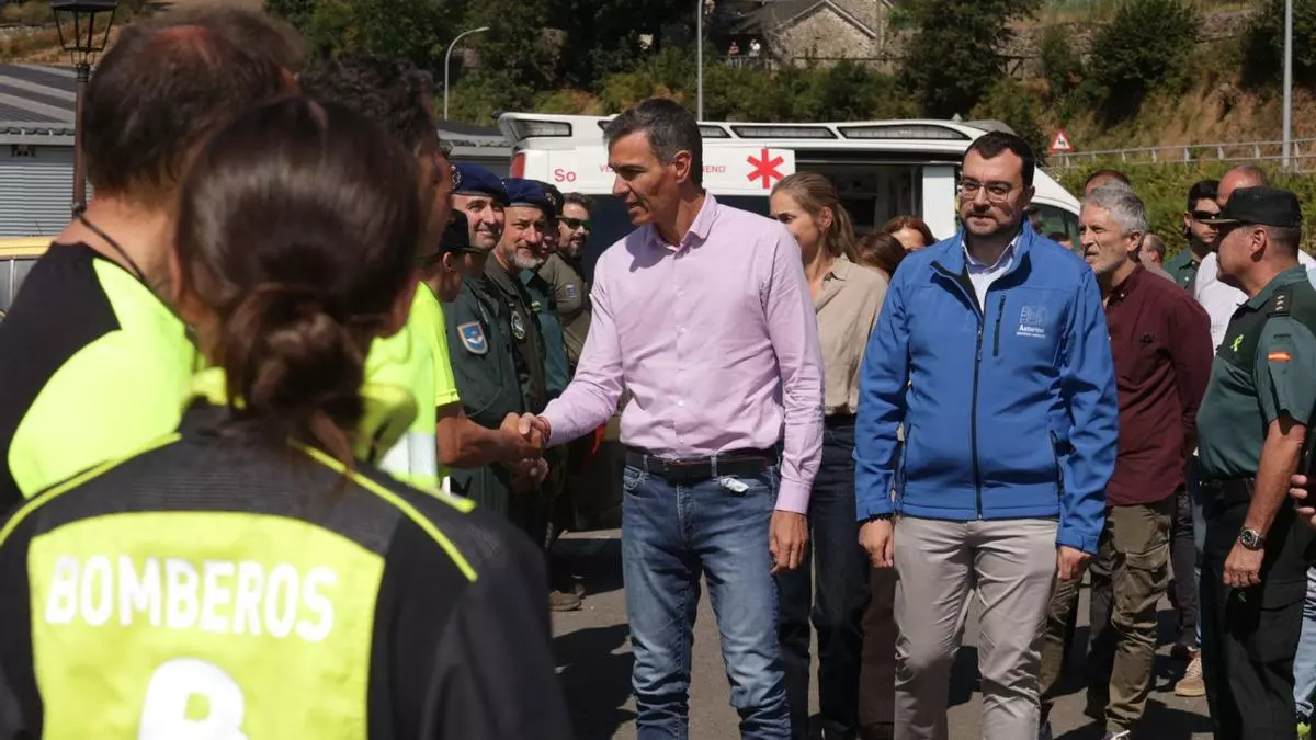 Sánchez avisa en Asturias de los efectos "cada vez más graves" del cambio climático y asegura haber desplegado "todos los medios" contra los incendios
