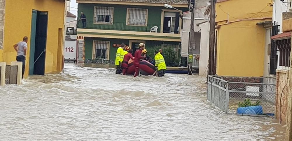 Bomberos y Protección Civil de Alicante participan en las labores de auxilio en la Vega Baja.