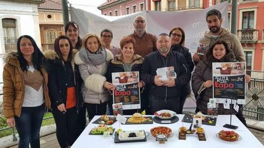 Hosteleros de Noreña junto a la alcaldesa, Amparo Antuña, y a la concejala Ana González.