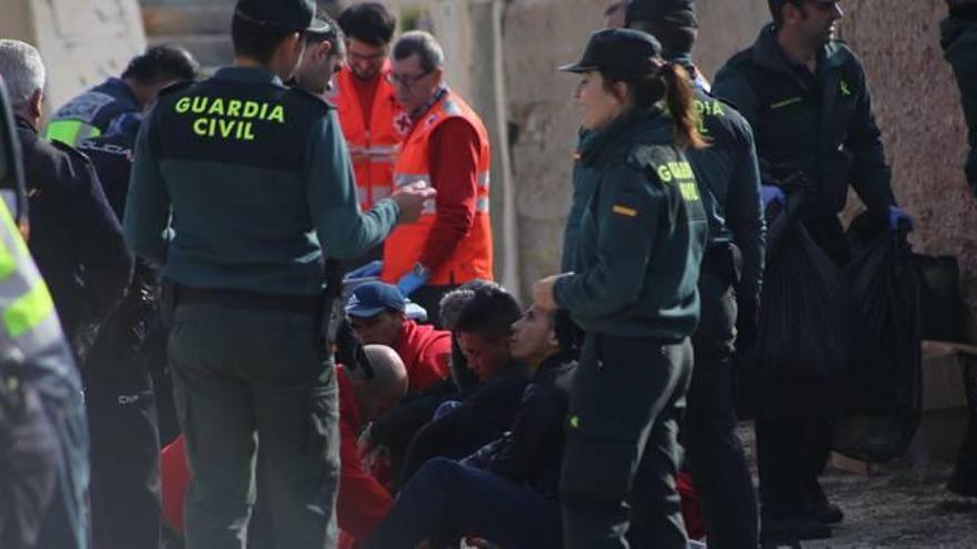 Salvamento rescata a nueve argelinos en una patera frente a Torrevieja