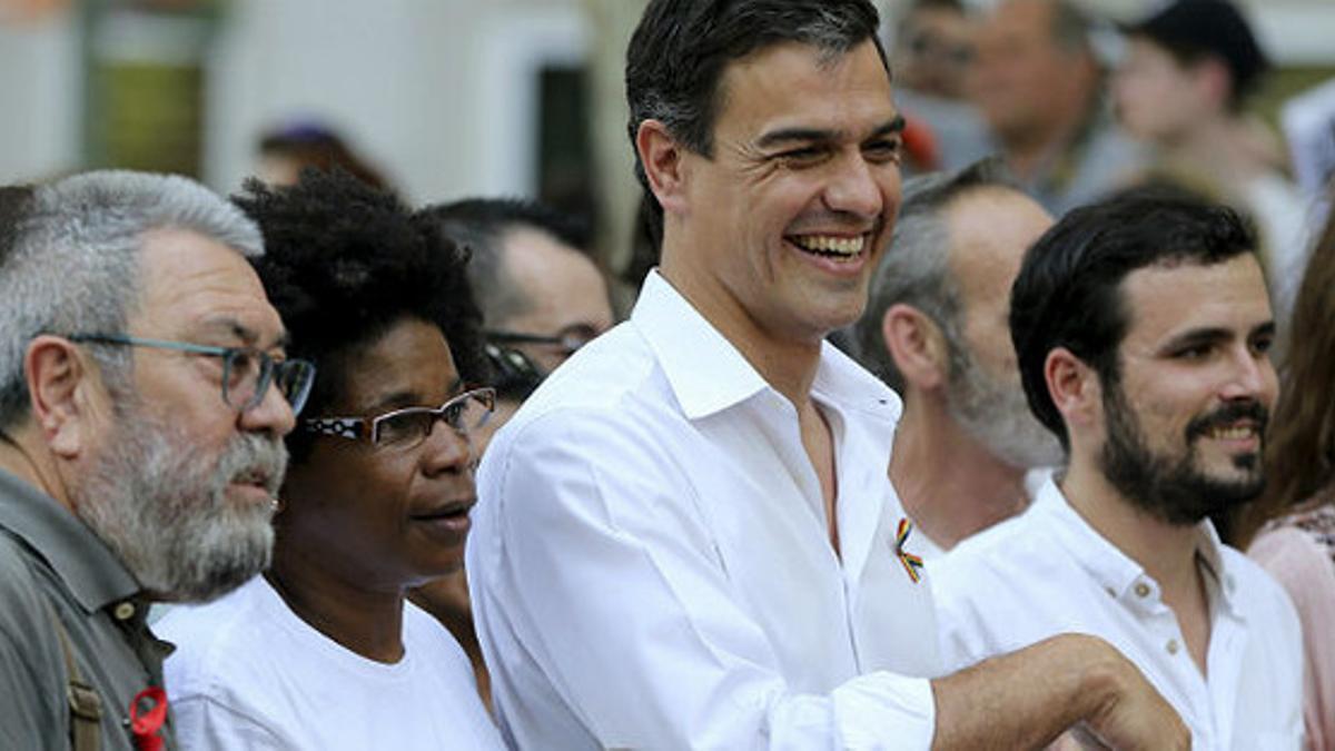 El secretario general de UGT, Cándido Méndez (izquierda), el secretario general del PSOE, Pedro Sánchez, y el diputado de IU Alberto Garzón (derecha), en el desfile del Orgullo Gay , en Madrid.