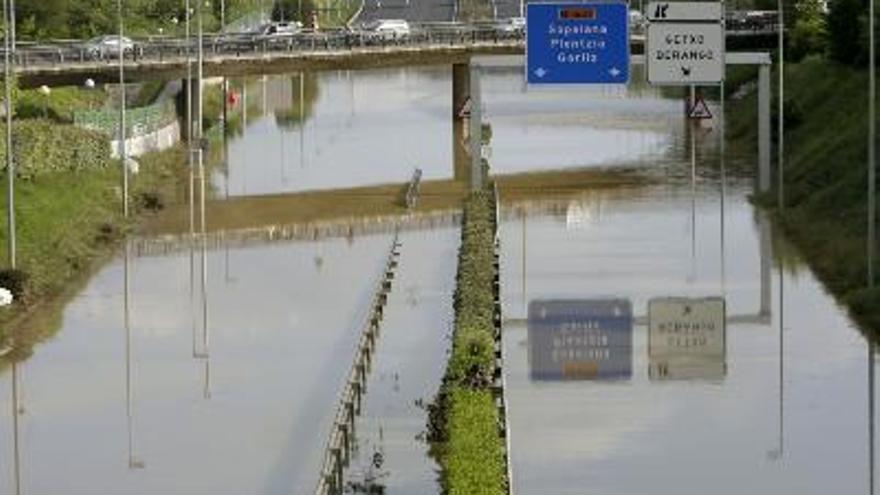 Aspecto que presentaba ayer la carretera N-637 a su paso por la localidad vizcaína de Berango.