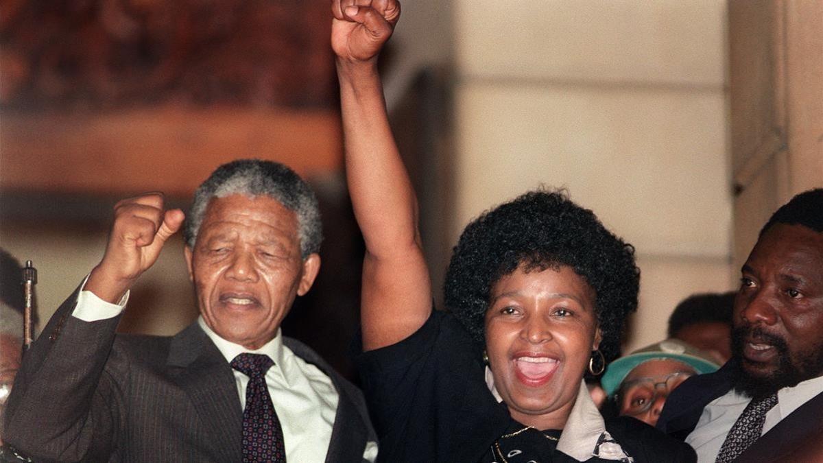 Winnie Mandela (derecha) junto a su exesposo, Nelson Mandela, en una imagen de archivo, en 1990, cuando el líder del ANC fue excarcelado.