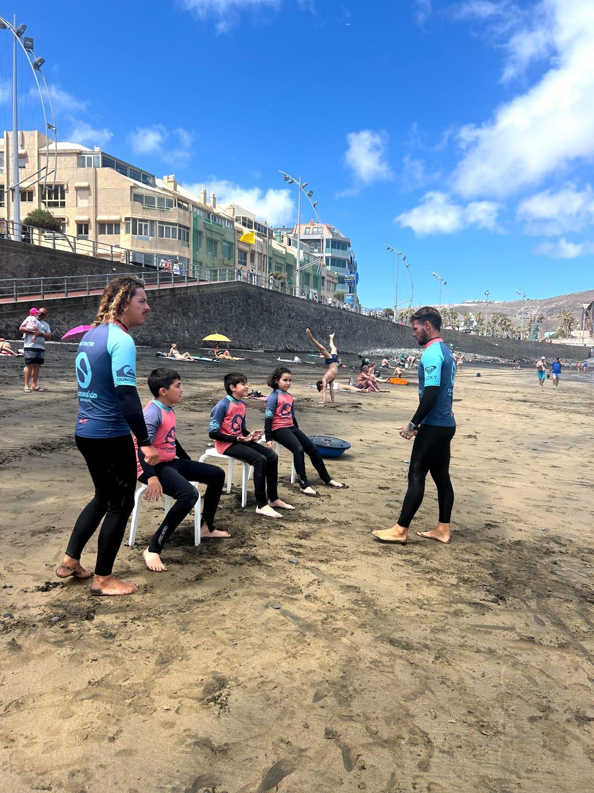 Alumnos de la Asociación Mi Hijo y Yo practican surf en la playa de Las Canteras