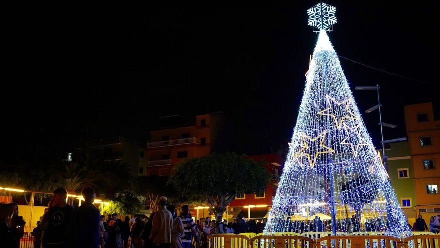 More than 1,600 decorations in the public areas of Arona light up Christmas