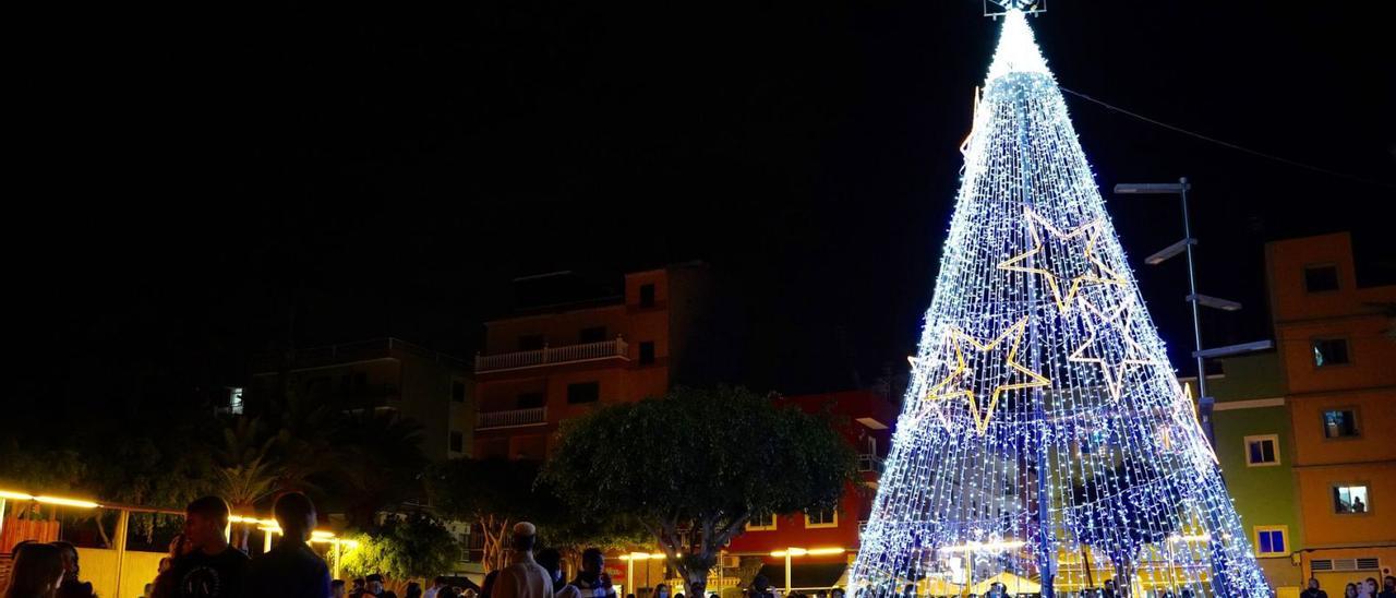 José Julián Mena encendió ayer el alumbrado navideño de Arona, que se encuentra en calles, rotondas y plazas de Los Cristianos, El Fraile, Las Galletas y Valle San Lorenzo.
