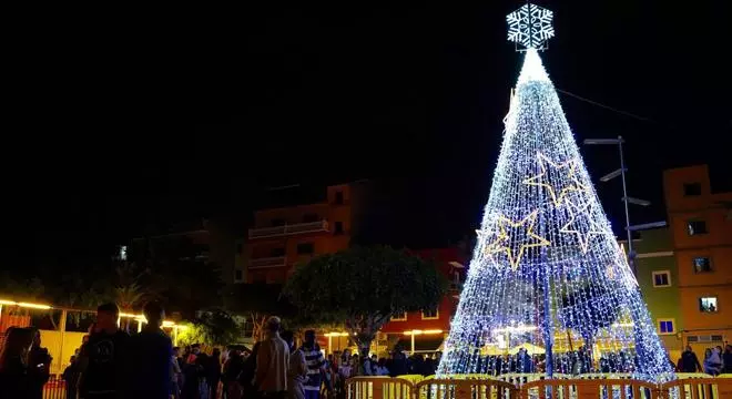 Más de 1.600 adornos en las zonas públicas de Arona alumbran la Navidad