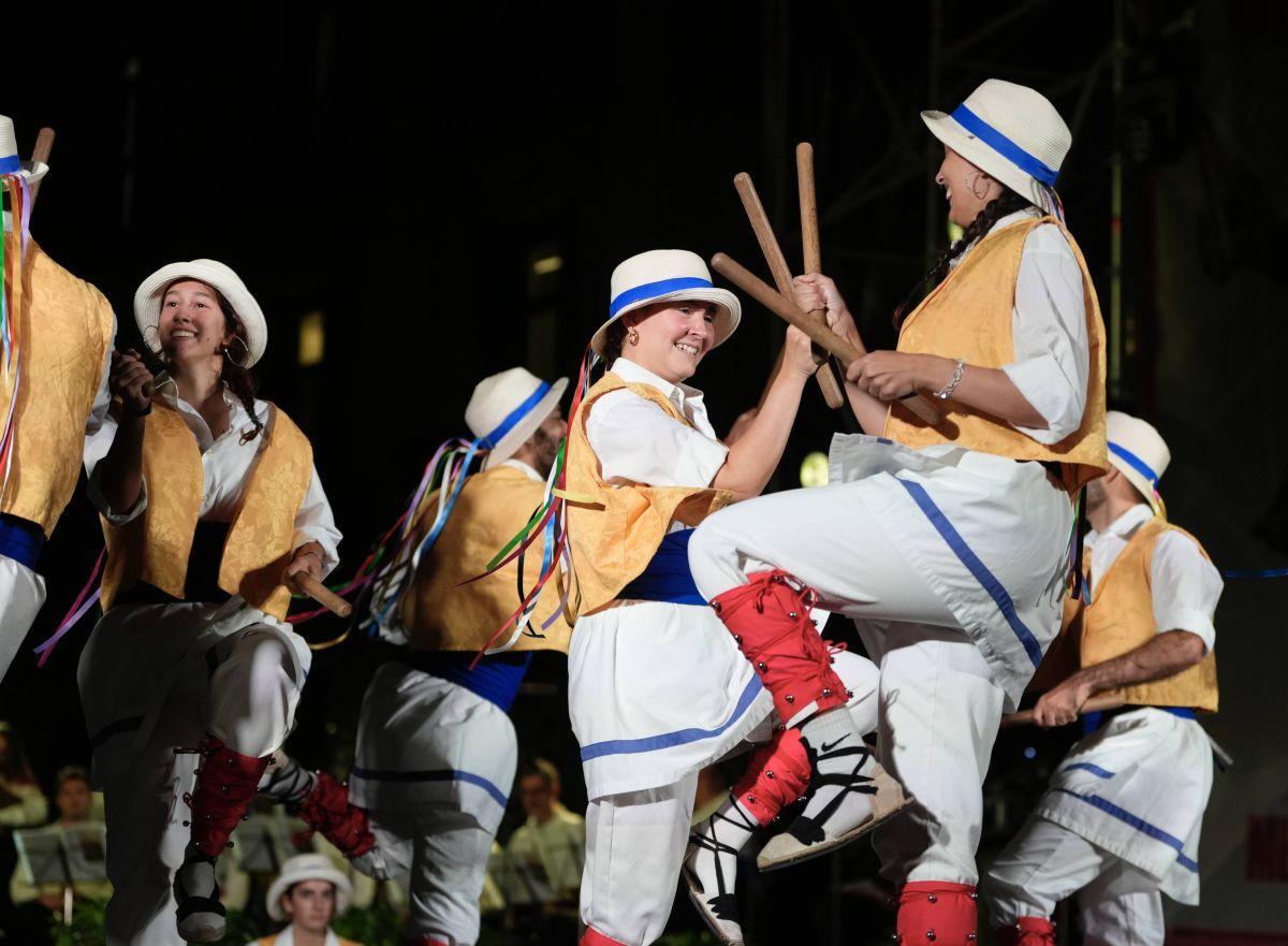 Toc d’inici de la Mercè 2025, gigantes y bestias en la plaza Sant Jaume de Barcelona